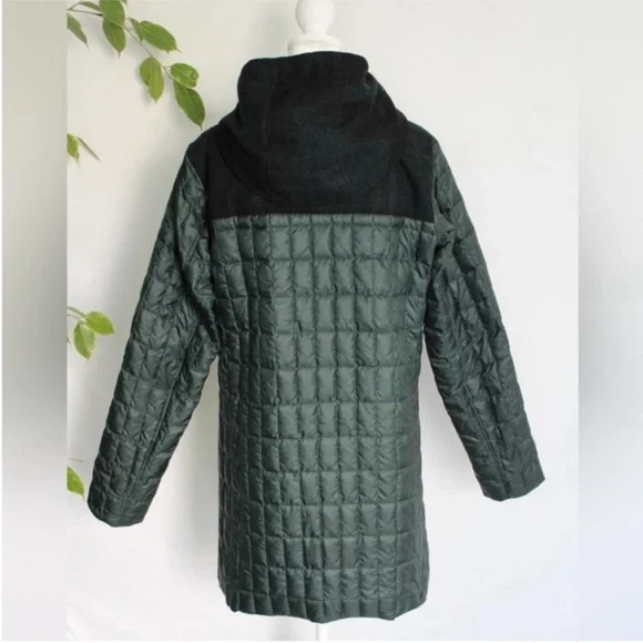 Patagonia Rare Recycled Down Hooded Coat Carbon
Green Medium - Picture 8 of 17
